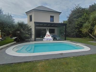 Contemporary Detached House with Swimming Pool