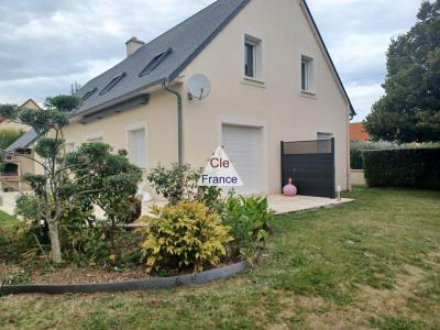 Detached Modern House with Garden