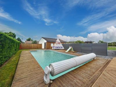 Contemporary Detached House with Swimming Poo