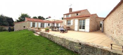 A 15 Mn Des Plages, Au Coeur D\'un Des Plus Jolis Village De Vendee, Maison De Charme Renovee Avec S