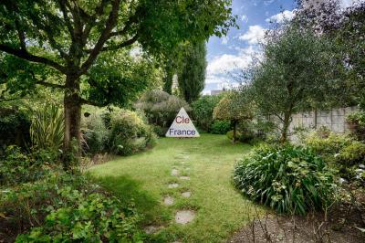 Contemporary Detached House with Garden