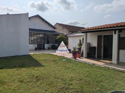 Contemporary Detached House with Lovely Garden