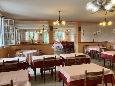 Merignac Proche Bourg. Ensemble Immobilier Comprenant Un Ancien Restaurant Et Dependances A