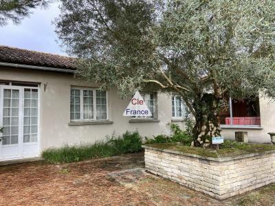 Merignac Proche Bourg. Ensemble Immobilier Comprenant Un Ancien Restaurant Et Dependances A