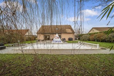 Detached House with Swimming Pool