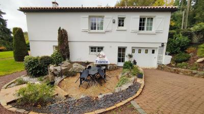 Detached House with Landscaped Garden