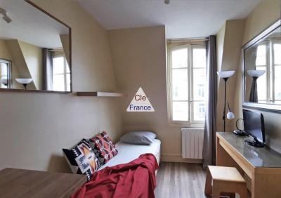 Lot De 2 Chambres De Service Au Derniere Etage - Ascenseur