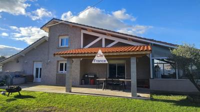 Detached Villa with Garden Close to the Coast