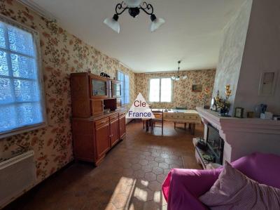 Detached House with Garden and Garage