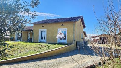 Detached Villa With Landscaped Garden