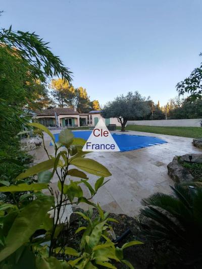 Detached Villa with Swimming Pool