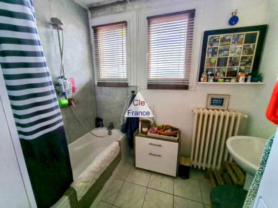 Detached House with Garden and Commercial Units