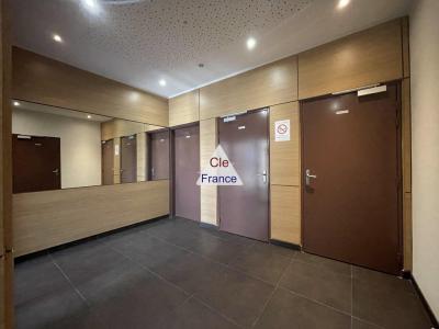 Appartement De T 2 Surface De 34 M2 , Au 3 Eme Etage Dans Immeuble Recent Avec Ascenseur Entre Le Qu