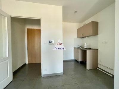 Appartement De T 2 Surface De 34 M2 , Au 3 Eme Etage Dans Immeuble Recent Avec Ascenseur Entre Le Qu