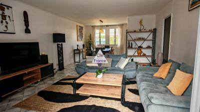 Maison Familiale 7 Pieces 5 Chambre Avec Grand Jardin Arbore Et Garage