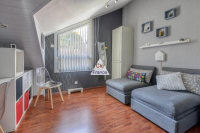 Contemporary Detached House with Private Garden