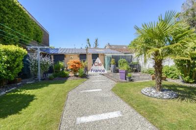 Contemporary Detached House with Private Garden