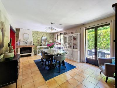 Detached Family Home with Garden