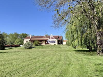 20 Mn D\'angouleme, Cadre Exceptionnel Pour Cette Grande Maison Avec Dependances Sur Parc 1ha