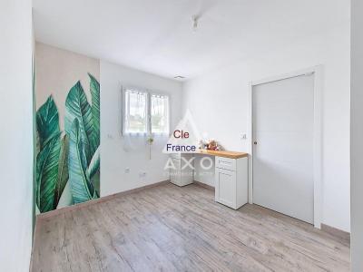 Contemporary Detached House with Lovely Garden