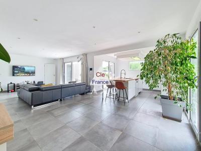 Contemporary Detached House with Lovely Garden
