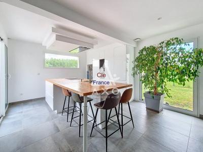 Contemporary Detached House with Lovely Garden