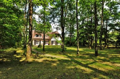 Elegant Detached House in Superb Location