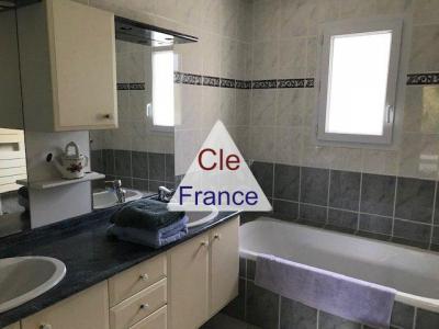 Contemporary Detached House Close to the Coast