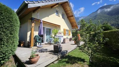 Tours-en-savoie : Maison T4 Ossature Bois Avec Jardin, Terrasse Et Stationnements