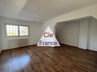 Detached Houe with Pool in Large Garden