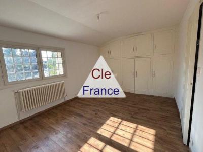 Detached Houe with Pool in Large Garden