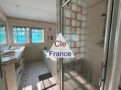 Detached Houe with Pool in Large Garden