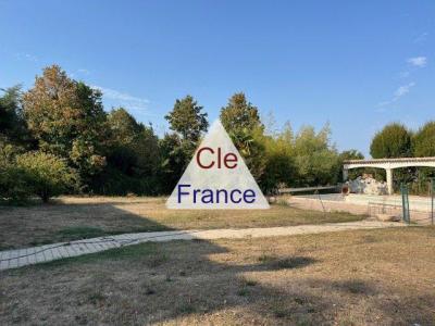 Detached Houe with Pool in Large Garden