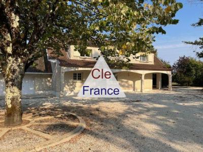 Detached Houe with Pool in Large Garden