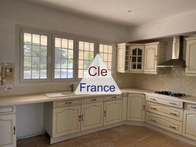 Detached Houe with Pool in Large Garden