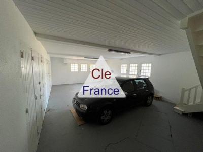 Detached Houe with Pool in Large Garden