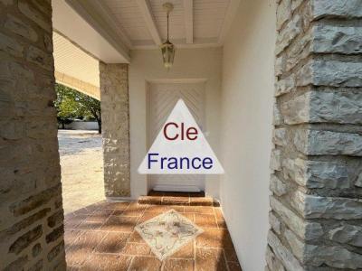 Detached Houe with Pool in Large Garden