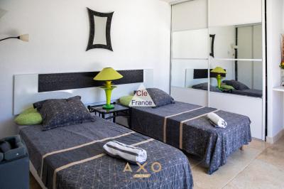 Trets - Ensemble Immobilier - T8 - Piscine - Pool House - Garage - Vue Sainte Victoire - 985 000 A