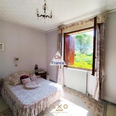 Uzes - Villa - T9 - 242 M2 - Piscinable - Grand Garage - Jardin 1655 M2 - 620 000a