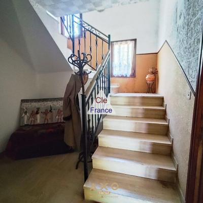 Uzes - Villa - T9 - 242 M2 - Piscinable - Grand Garage - Jardin 1655 M2 - 620 000a