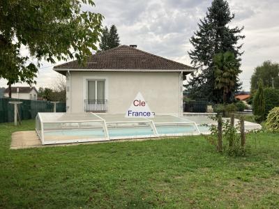 Detached House with Swimming Pool in Neat Garden