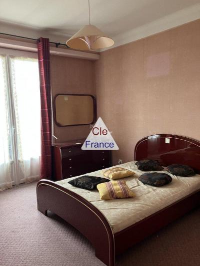 Detached House with Swimming Pool in Neat Garden