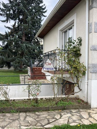 Detached House with Swimming Pool in Neat Garden