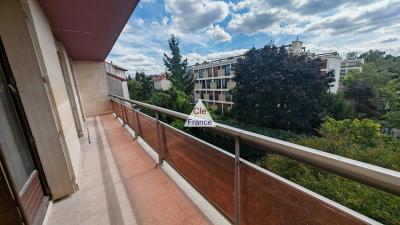 Apartment with Balcony Just East of Paris