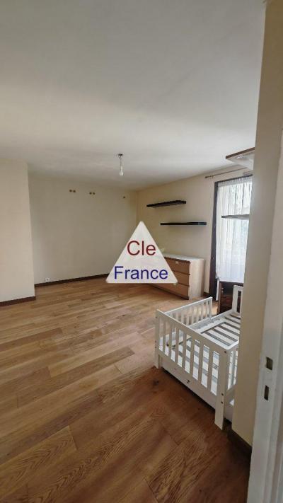Apartment with Balcony Just East of Paris