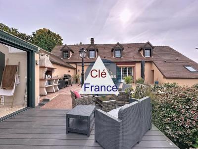 Beautiful House with Heated Pool and Lovely Garden