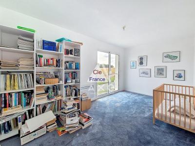 Contemporary Detached House with Garden