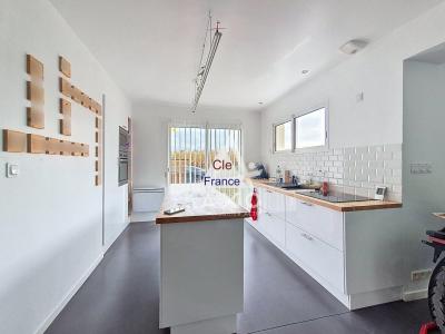 Contemporary Detached House with Garden