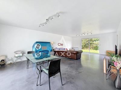 Contemporary Detached House with Garden