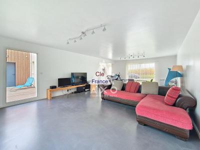 Contemporary Detached House with Garden